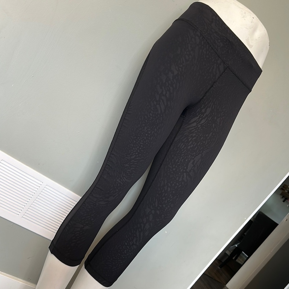 Lululemon size 6 capris